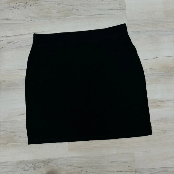 L.L.Bean Black Pull on Comfortable lightweight tencel skirt Sz Medium - Picture 2 of 5